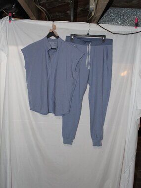 Figs Women's Vapor Blue Rafaela Oversized Scrub Top & Zamora Jogger Scrub Pants